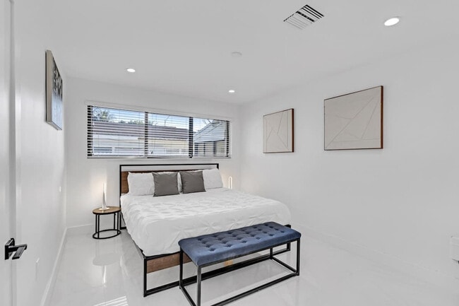 Building Photo - 17835 NE 6th Ave