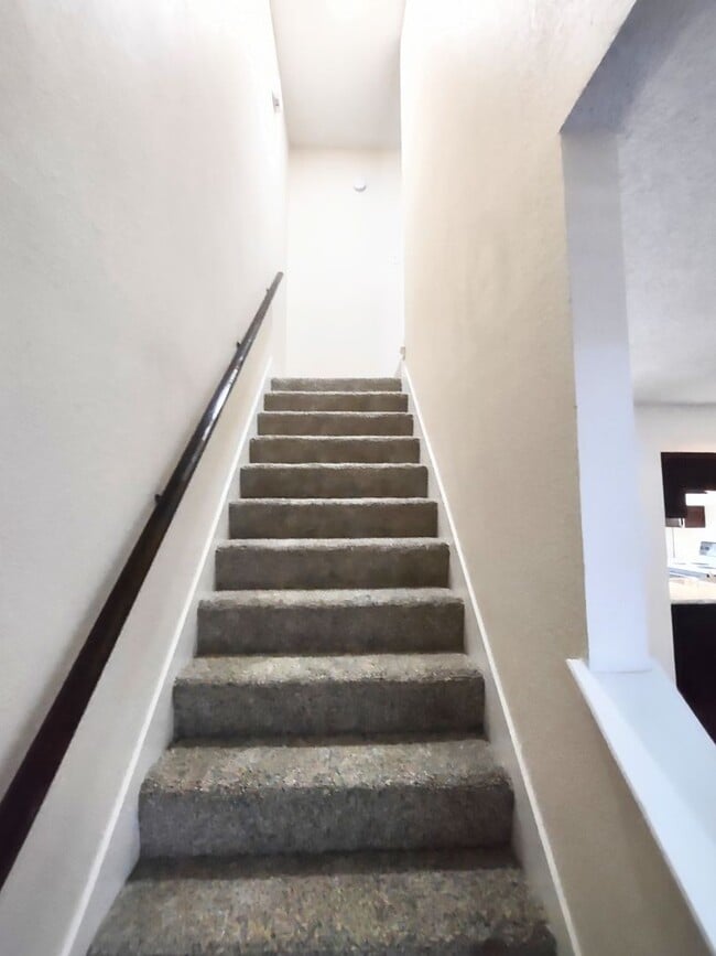 Building Photo - 2 Bedroom 2.5 bath apartment in residential south Denton area. Ecellent location.