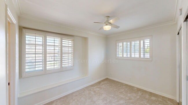 Building Photo - Large Spacious Home with a Pool!