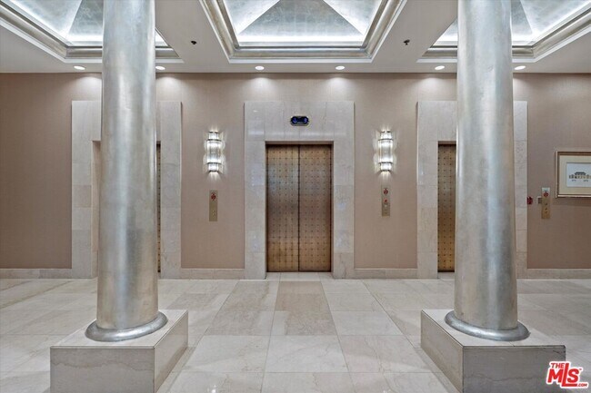 Building Photo - 10724 Wilshire Blvd