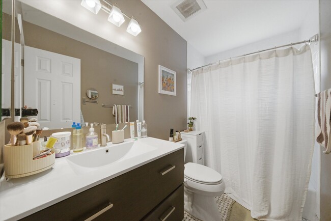 Building Photo - 1248 W Fletcher St