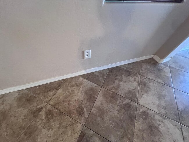 Building Photo - 898 E Del Rio St