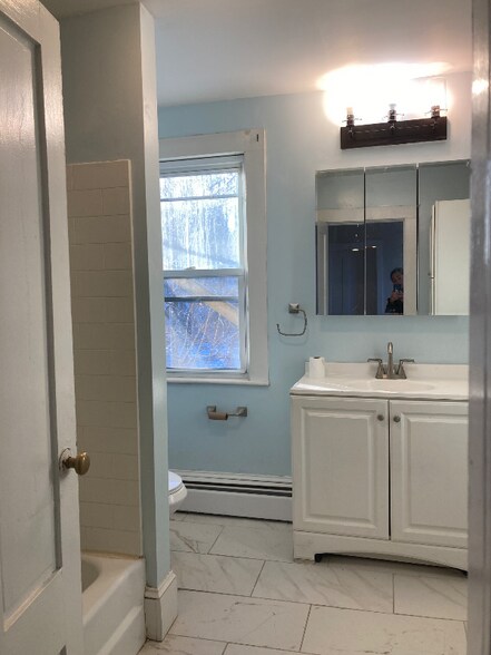 Building Photo - 28 1/2 Grove St