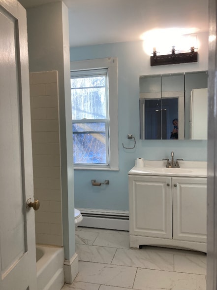 Building Photo - 28 1/2 grove st300 Grv