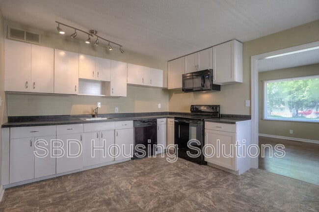 Building Photo - 601 E Nettleton Ave