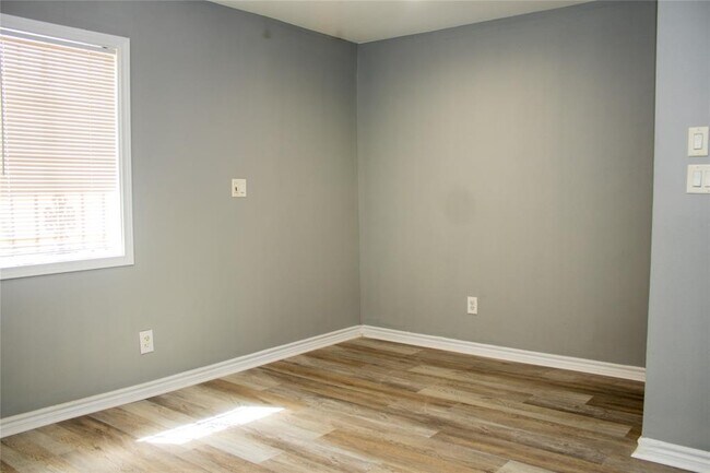 Building Photo - 5302 Anzio Rd