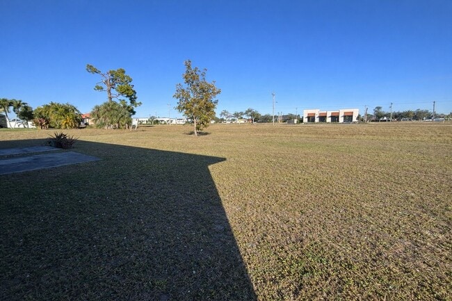 Building Photo - 2139/2141 SW 8TH PLACE