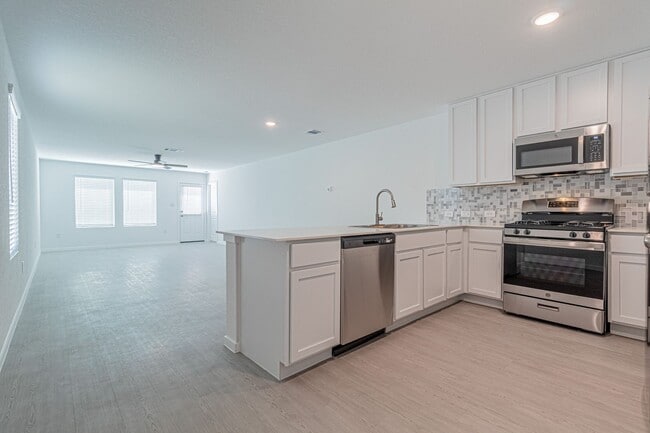 Building Photo - MOVE IN READY 4 BD | 2 BA | 2 CAR GARAGE B...