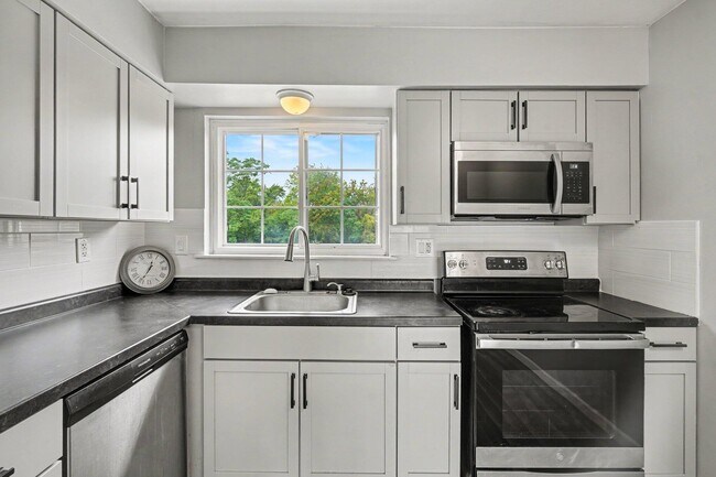 Building Photo - 25325 Shiawassee Cir