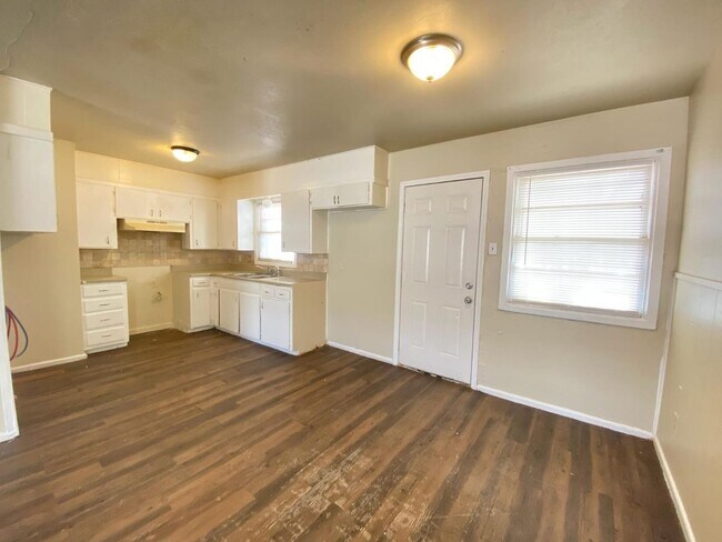 Building Photo - $0 First Month's Rent / $0 Deposit at Move-in