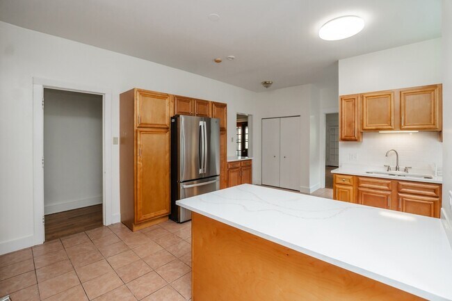 Building Photo - 1347 E Hyde Park Blvd