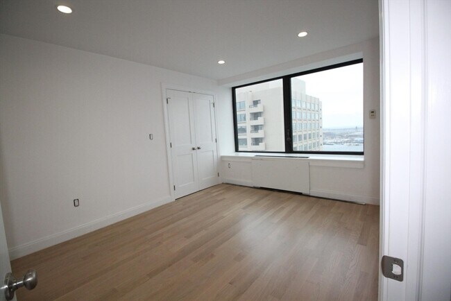 Building Photo - 65 E India Row