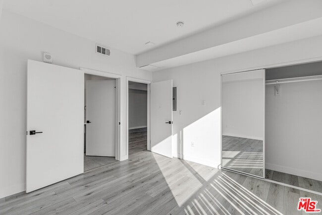 Building Photo - 1111 N Kenmore Ave