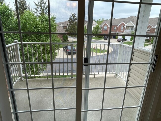 Building Photo - Shelby Twp 2-bedroom, 2-bath condo-style w...