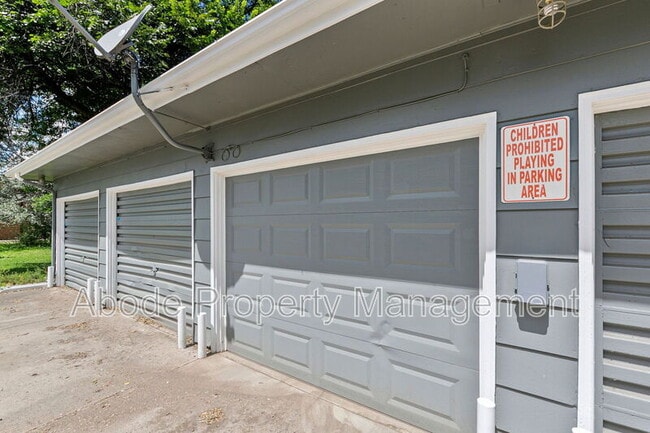 Building Photo - 466 W 10th St