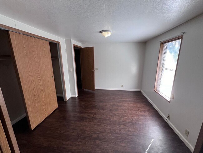 Building Photo - Country Setting 4-bedroom, 2-bathroom home!
