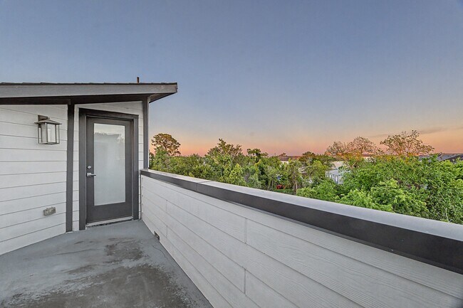 Building Photo - 1226 W 26th St