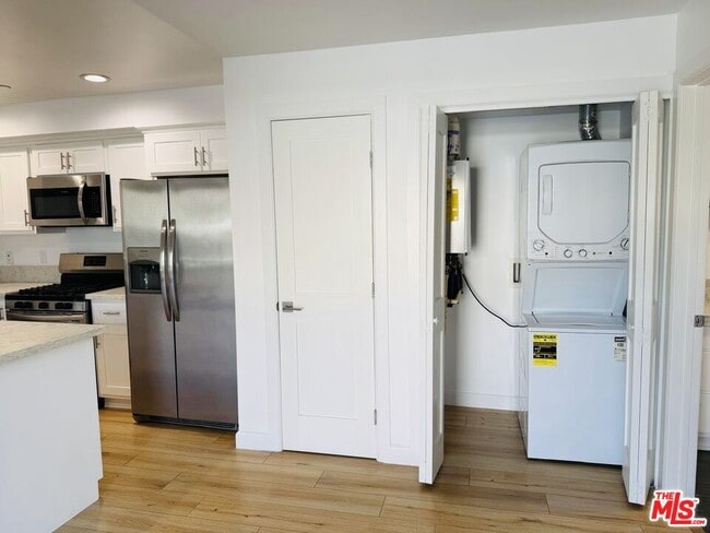 Building Photo - 246 Catalina St