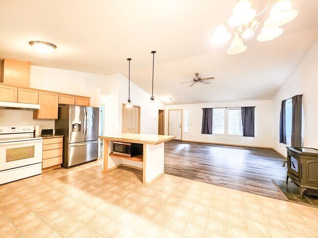 Building Photo - Quiet Granite Falls Rambler