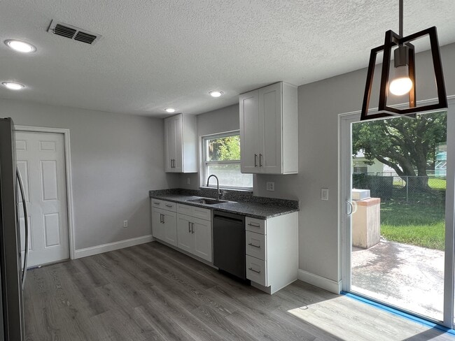 Building Photo - 1313 Summer Breeze Rd