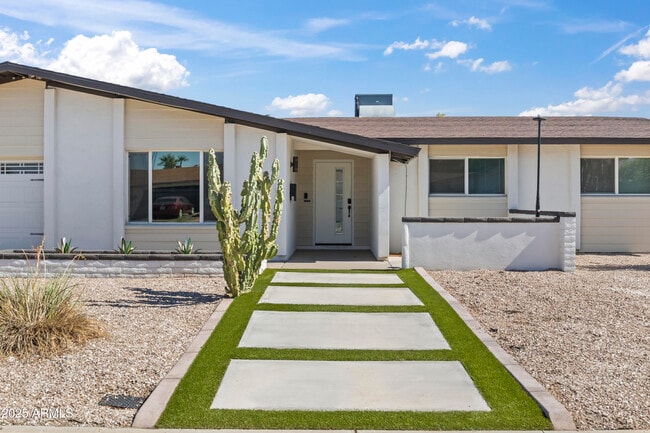 Building Photo - 2166 E Greenway Dr