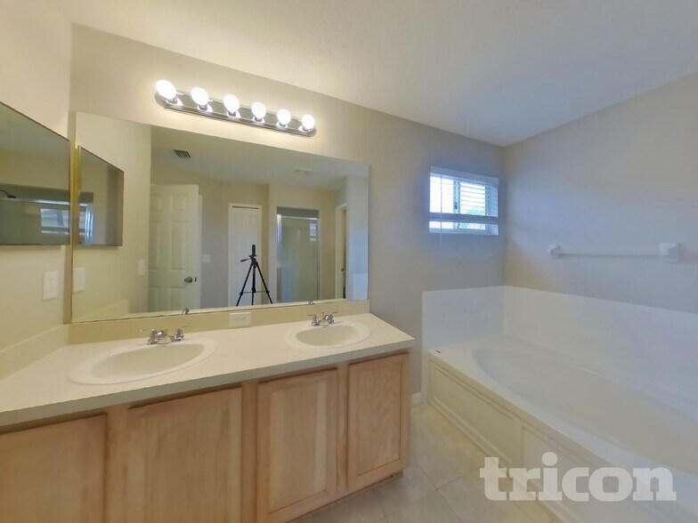 Building Photo - 31027 Bridgegate Dr