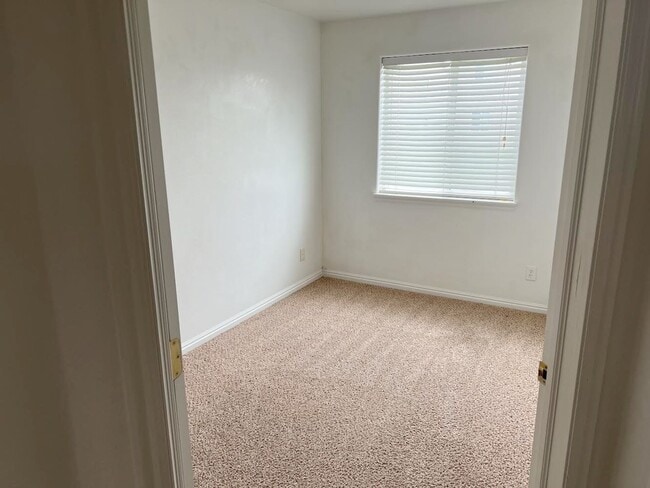 Building Photo - 721 20th St