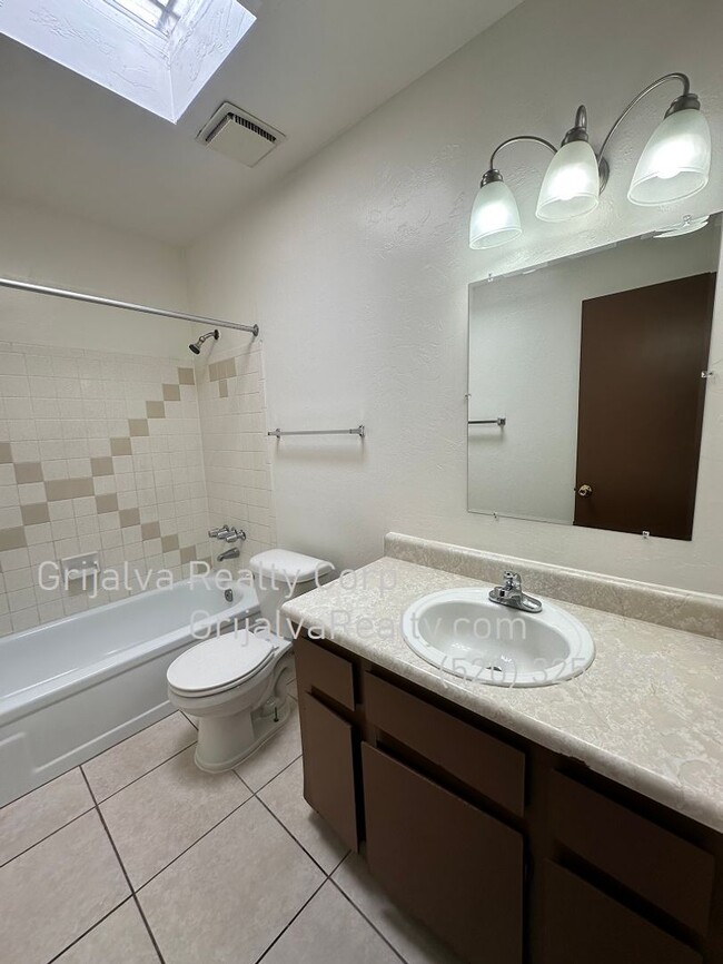 Building Photo - 1255 E Halcyon Rd