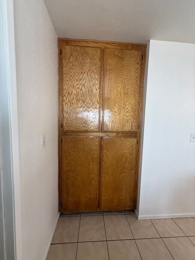 Building Photo - Silverlake's Home- 3 Bedrooms, 2 Bathrooms...