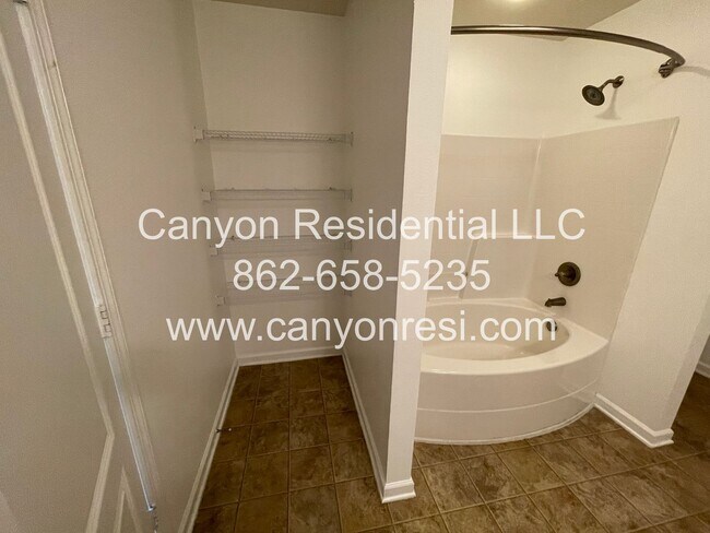 Building Photo - Great Location the spacious 3BR 3BA won't last long!