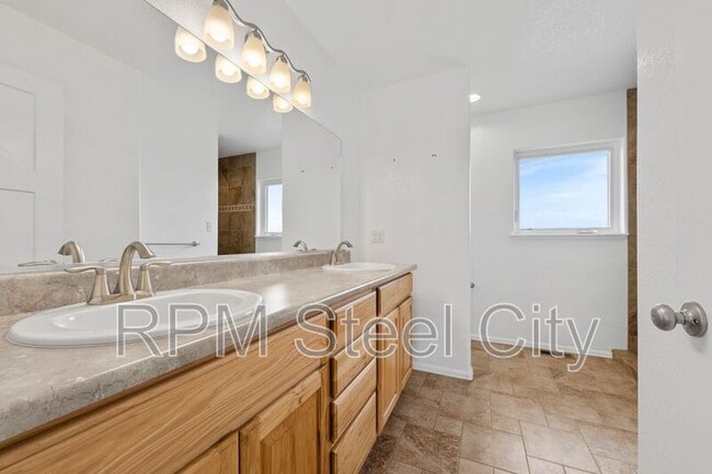 Building Photo - 868 E Sandusky Dr