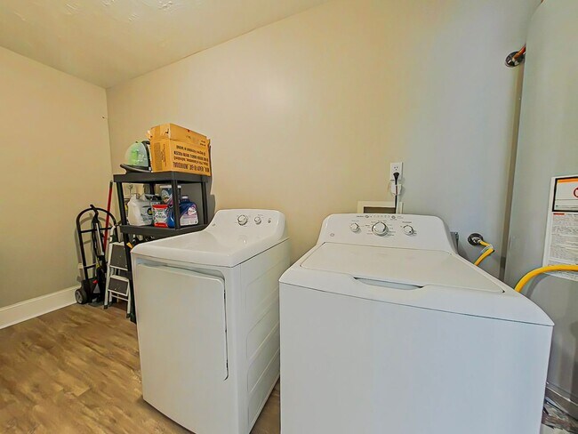 Building Photo - 4 Bedroom Brick Ranch in Woodlake!