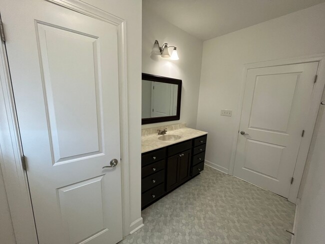 Building Photo - 4 Bedroom, 3.5 Bath Condo in Coveted Spenc...