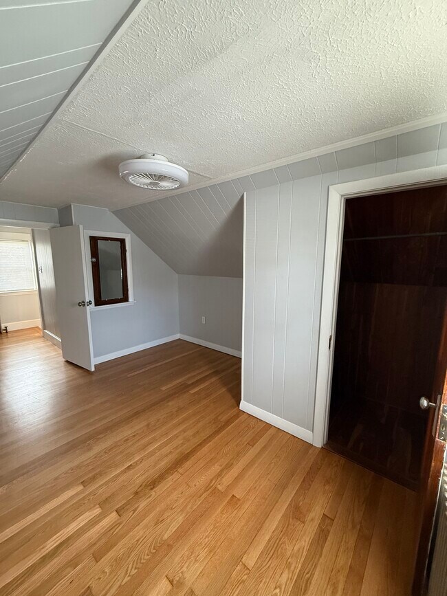 Building Photo - 1027 Monmouth St