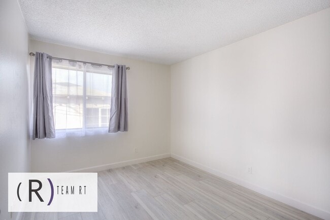 Building Photo - Gorgeous townhouse in a quiet 6-unit gated complex
