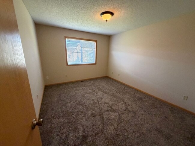 Building Photo - 3 bed 2bath townhome finished basewment , double garage, deck