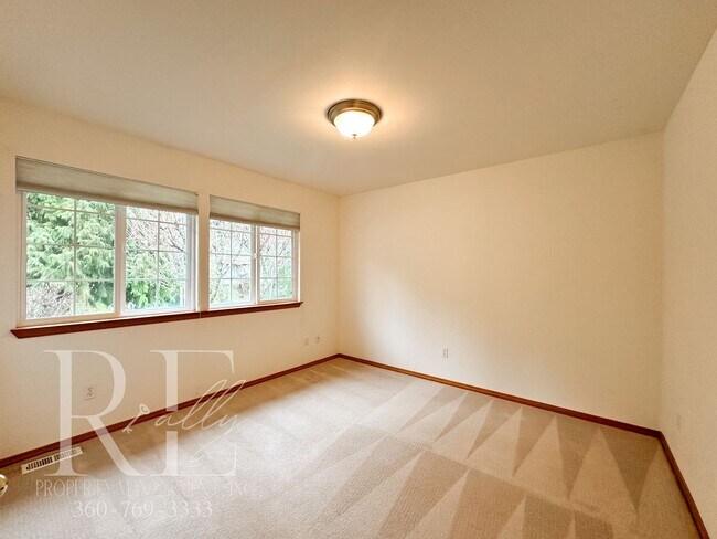 Building Photo - Fantastic Private Lakefront Rambler