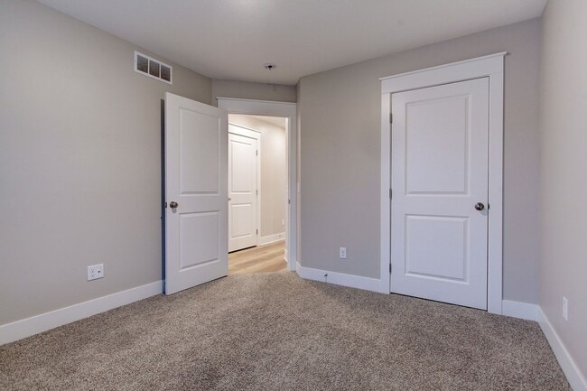 Building Photo - Three Bedroom Townhome