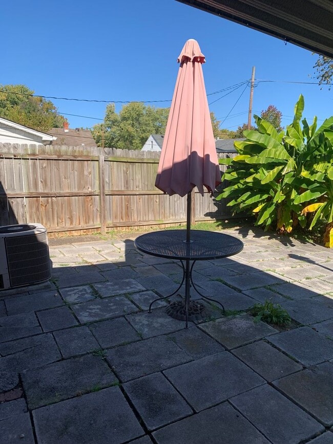 Building Photo - 2 Bedroom/1 bath Brick Duplex  Kingsport, TN