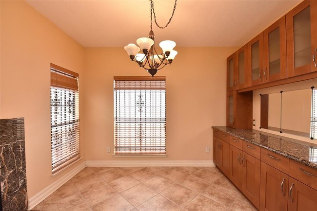 Building Photo - 7350 Kirby Dr