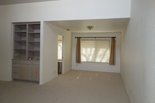 Building Photo - 105 Almond Dr