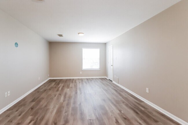 Building Photo - 7931 Evergreen Terrace Ln