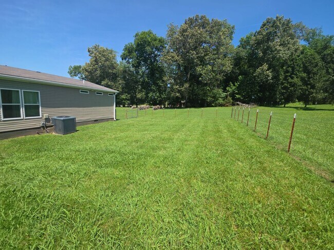 Building Photo - Spacious 4-Bedroom Home on 1 Acre in Peaceful Rickman Setting