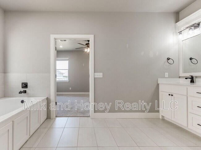 Building Photo - 3212 Hayven Cir