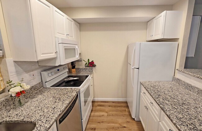 Building Photo - 2 BR/ 2.5 BA Townhome in Gated Community w...