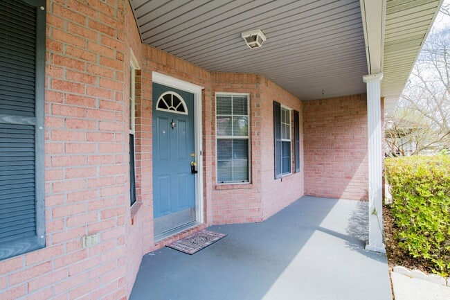 Building Photo - 3 bed 2 bath home off Creighton Rd