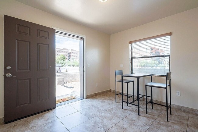 Building Photo - 928 E 6th St