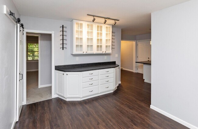 Building Photo - NEWLY UPDATED!! 3 Bedroom, 2 Bathroom Home in Des Moines!