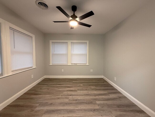 Building Photo - 313 E Bernard Ave