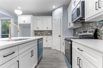 Building Photo - 520 E 5th St